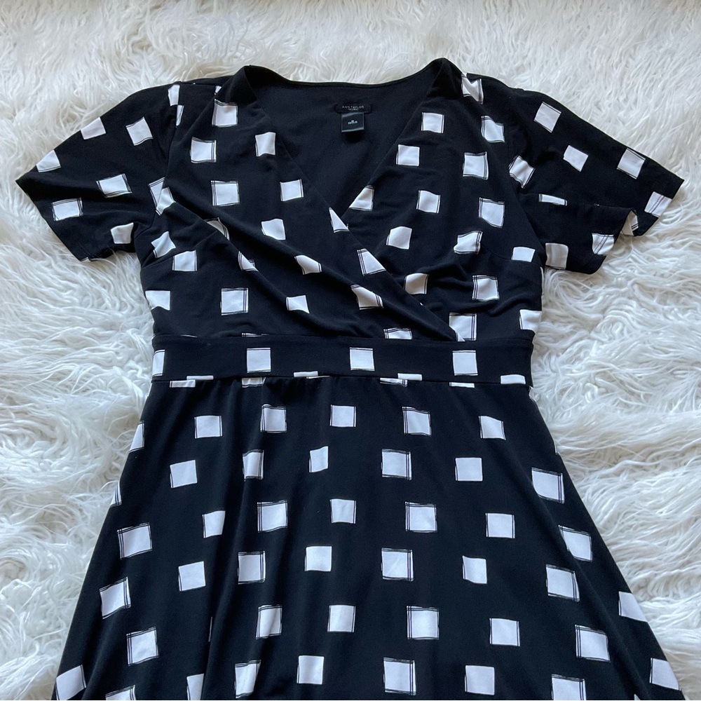 Ann Taylor Black & White Short Sleeve Fit & Flair Faux Wrap Dress - Picture 2 of 8